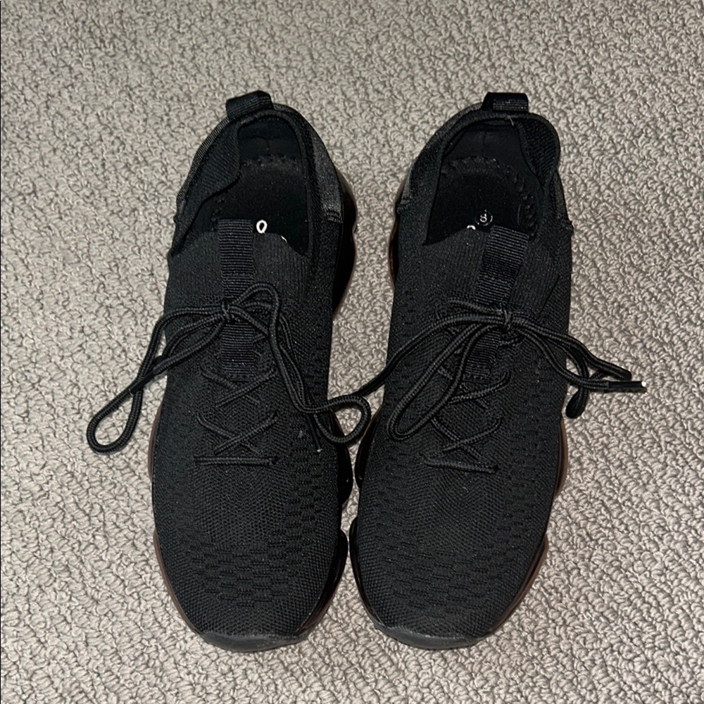 Black Streamlined Sneakers with Cushioned Sole